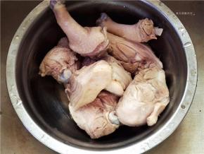 从锅中捞出的鸭腿肉用凉水冲冼干净；