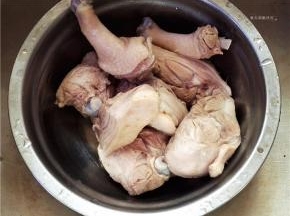 从锅中捞出的鸭腿肉用凉水冲冼干净；