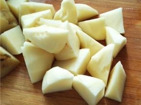 土豆洗净去皮切块