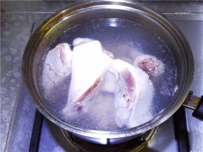 鸭腿放入冷水锅中焯制；