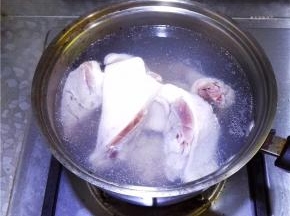 鸭腿放入冷水锅中焯制；