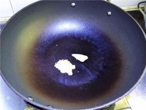 锅烧热，用姜片擦锅底；