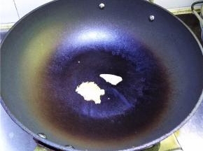 锅烧热，用姜片擦锅底；