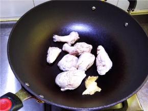 将鸭腿肉放入煸炒将鸭油逼出。