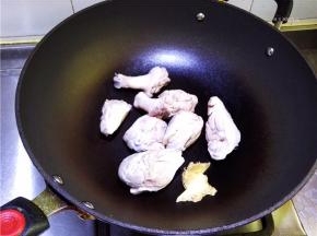 将鸭腿肉放入煸炒将鸭油逼出。