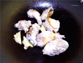 焯制时出了不少油，煸炒时没有什么油；如果有多余的鸭油最好倒掉。