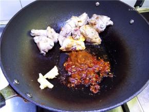 再放入黄豆酱炒匀。