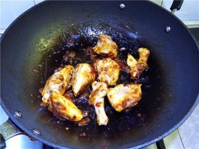 将鸭腿肉与酱料混合，使得都裹满酱料。