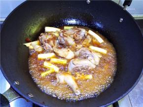 加入水没过食材，大火烧开。