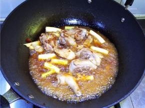 加入水没过食材，大火烧开。