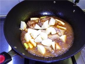 再放入土豆块烧开。