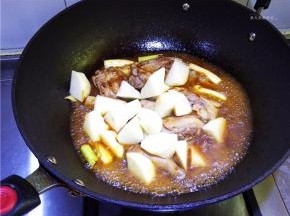 再放入土豆块烧开。
