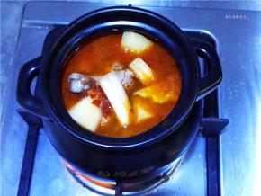 将食材全部放入砂锅中，如果汤汁不足可以再添加一些，但一定不能太满，否则烧开后会溢出来。