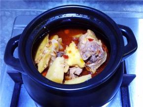 期间要翻动食材，防止粘锅，当汤汁已经减少一半，鸭腿肉成熟、土豆软烂即可关火。