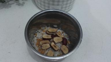 玉米、大米、红枣分别淘洗干净，全部放进最大的不锈钢容器中.