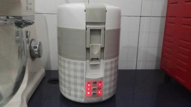 把不锈钢容器放入机体内，放上中间格层，把馒头和洗净的咸鸭蛋放入（或热其他的）,盖上盖，两边扣上。插上电源，按预约键6次，灯1、2、3都亮，表示预约6个小时。按定时键5次，灯10、30都亮，表示煮粥时间为40分钟。