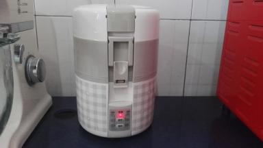 听到嘀嘀嘀声音提示，粥就煮好了，饭盒进入保温状态。