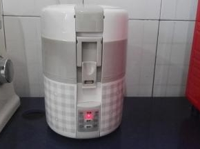 听到嘀嘀嘀声音提示，粥就煮好了，饭盒进入保温状态。
