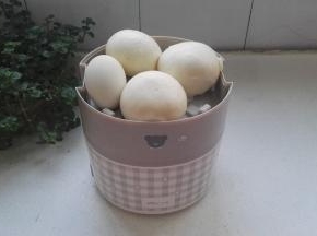 打开盖，取出馒头、咸鸭蛋。