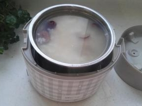 取出层架，色香味俱全的玉米红枣米粥熬好了。