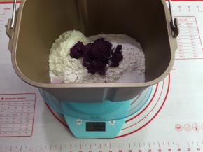 3. 把所有材料都称进东菱面包机桶内（BM1352B-3C）（除了黄油）