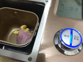 5. 加入黄油，继续揉面