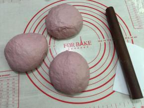 9. 分成3等份，滚圆后盖上保鲜膜松弛20分钟