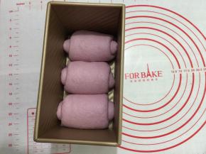 13. 卷好的面团码在模具内