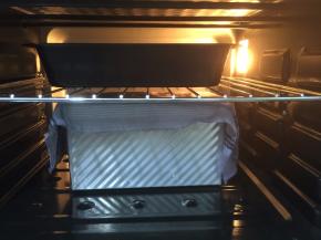 14. 放进烤箱发酵至8—9分满，手指粘面粉在面团上轻摁表面可缓慢回弹