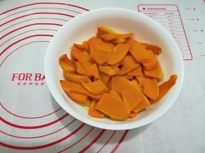 1. 南瓜蒸熟备用
