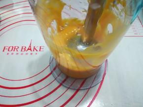 2. 南瓜和牛奶加一起用料理机打成泥