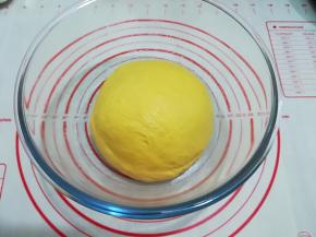 7. 滚圆放在温暖处发酵，有面包机可在面包机内启动发酵功能调时间即可