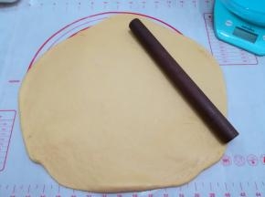 9. 发酵好的面团拿出来排气