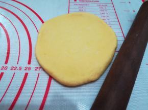 13. 取面团用擀面杖擀开，或者用手按压也可以