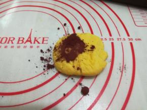 17. 剩下的面团加入红曲揉均匀