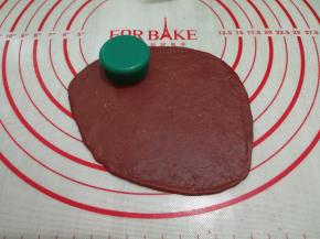 18. 擀开用一个小盖子压出小个的面片