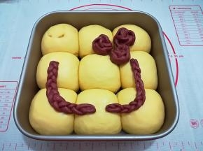22. 把发好的面团码在南瓜面包上