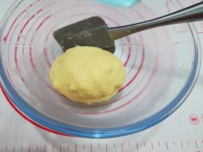 3. 用刮刀按压成团，用保鲜袋装起放冰箱冷藏半小时