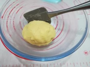 3. 用刮刀按压成团，用保鲜袋装起放冰箱冷藏半小时