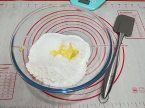 2. 把饼皮中的材料全部混合