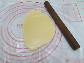8. 拿出饼皮用一个大号的包鲜袋装着擀成5mm的薄片
