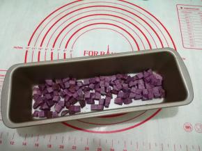 5. 装在模具内，喷上少许水