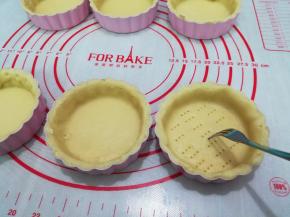 10. 用叉子搓小孔