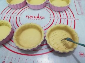 10. 用叉子搓小孔