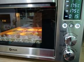 11. 上下火175度10分钟
烤饼皮期间准备挞水