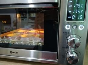 11. 上下火175度10分钟
烤饼皮期间准备挞水