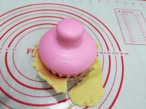 9. 把饼皮码在模具内用盖子按压一下下就好，不能太用力哦