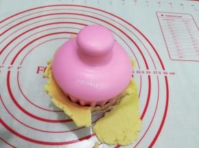 9. 把饼皮码在模具内用盖子按压一下下就好，不能太用力哦