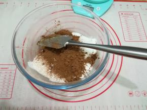 2. 把饼皮中的材料混合