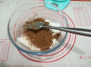 2. 把饼皮中的材料混合
